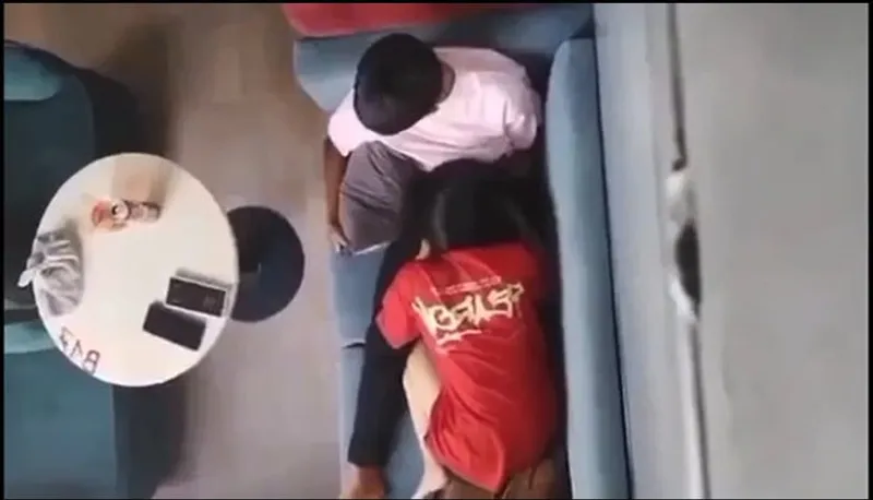 Quay lén con ghệ bú bú cho eny nơi công cộng